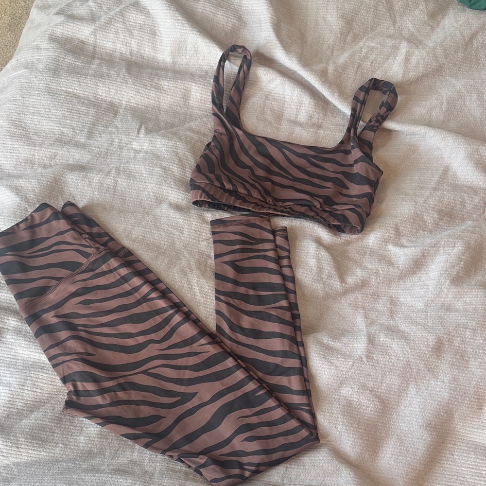 Strut this set “one size”